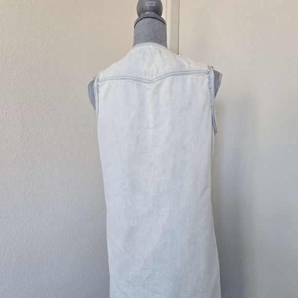 Blank NYC All About Me Light Wash Denim Frayed Shift Dress size Medium - Picture 8 of 16